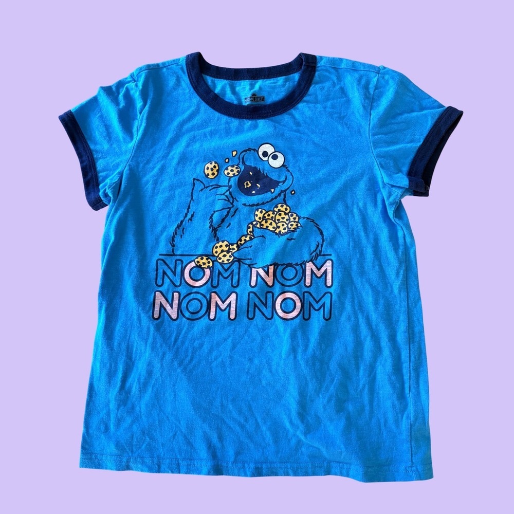 Y2K Sesame Street Cookie Monster Nom Nom Blue Ringer Graphic Tee Shirt Scene #17